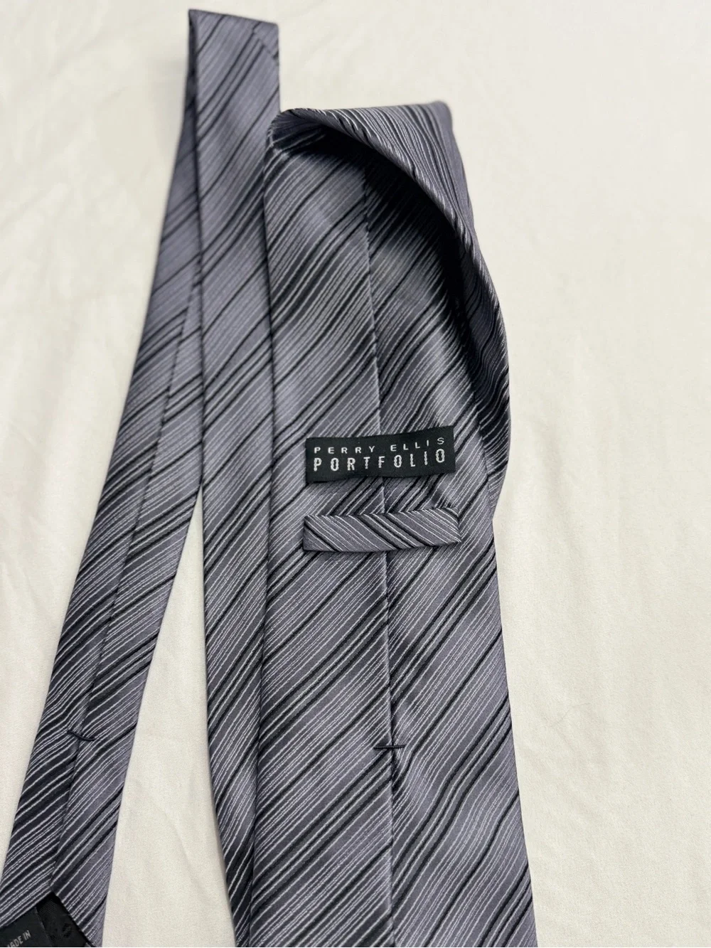 Perry Ellis Mens Gray Diagonal Stripe Silk Tie
